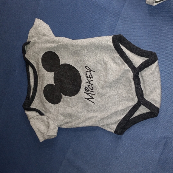 4 bodysuits - Picture 2 of 5